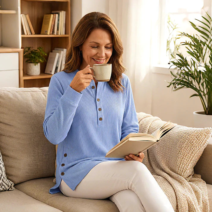 Sudadera de manga larga de punto suelto, confeccionada en tejido liso y con cuello redondo